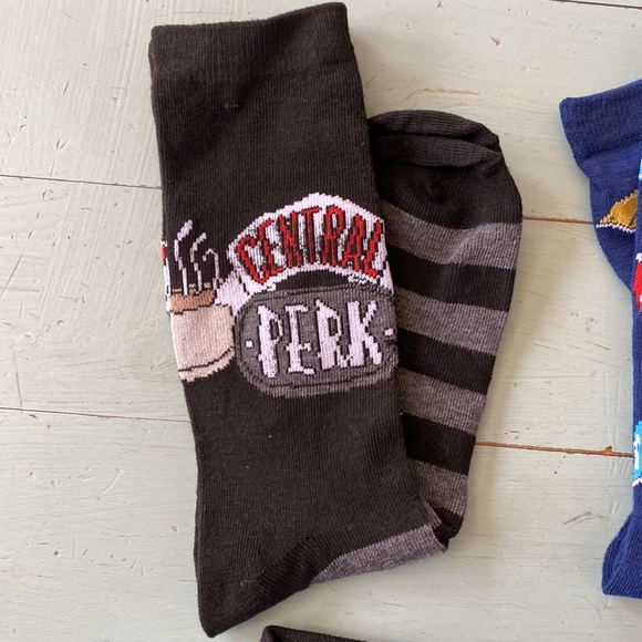 F.r.i.e.n.d.s socks (7 pair) woman’s size 8-12 - Picture 2 of 9